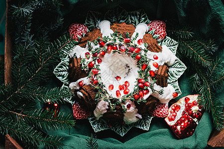 圣诞蛋糕 带石榴和深底的圣诞节装饰品 烘烤图片