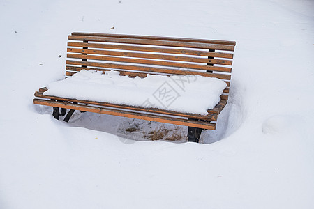 大雪覆盖的公园长凳上 雪下秋天下雪 落雪日 完美的圣诞节节日图片