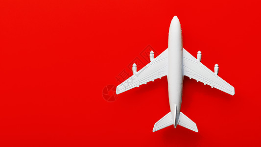 白色客机模型飞机在明亮红色背景上 空闲文本空间 运输 自由图片