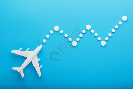 背景上带有虚线轨迹点的客机白色模型 飞机在国家和天空中的航线 航空旅行 蓝色的图片