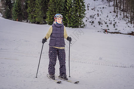 学习滑雪的女人 在山区雪路上滑雪的年轻女子 女性 天空图片