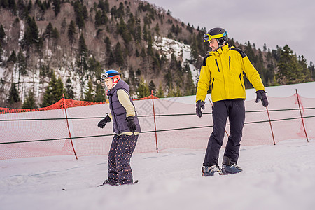 女子学习与教练一起滑雪 冬季运动 高山学校滑雪课 假期 海浪图片