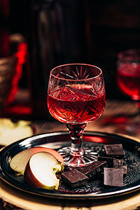 一杯自制红红色内香卡 配苹果切片和巧克力 亲切 烈酒图片