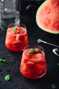 西瓜和草莓鸡尾酒图片