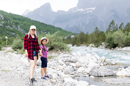 母亲和女儿在阿尔巴尼亚山中旅行 女孩 运动 场景图片