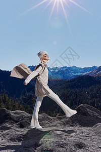 时装界的时装女时尚明星 山顶自然自由地貌 岩石 头发图片