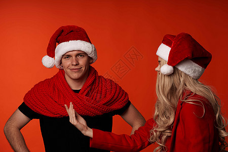 新年穿新年衣服的年轻夫妇 圣诞节日背景孤立的背景 女孩 快乐的图片