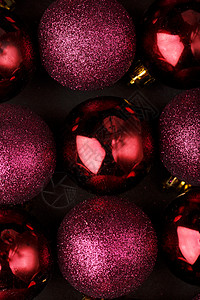 紫色圣诞球作为背景被关闭 全屏图片