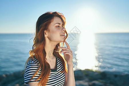 女人户外岩石 海洋旅行夏季图片