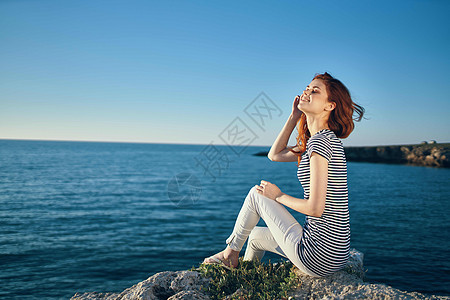 穿着太阳眼镜的开心女人 旅行走着夏日自由图片