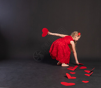 纸心爱情符号 情人节纸板 地板上的心已婚空间 2月14日 蜜月 穿红裙子的礼物女孩 赤脚背景图片