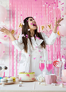 美丽的女人庆祝生日派对 扔粉红彩面粉 蜡烛图片