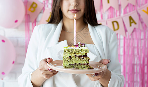 美丽的女人庆祝生日派对 拿着一块蛋糕做愿望的美人儿 快乐的 甜点图片