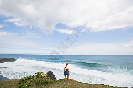 自由女旅行者登上山顶 享受美丽的海景 毛里求斯 笑声 石头 自然图片