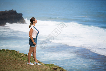自由女旅行者登上山顶 享受美丽的海景 毛里求斯 笑声 阳光 女性图片