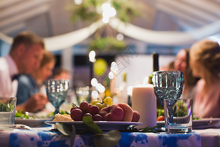 客人在婚礼桌边吃东西 快餐桌 庆祝 餐厅 假期图片