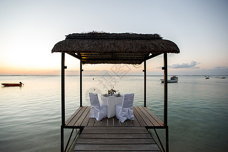 日落时在海滩上开浪漫晚宴 海滨 玻璃 海洋 宴会图片