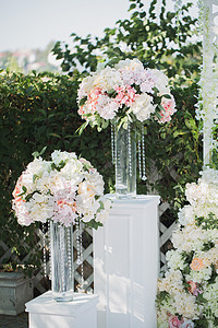 在公园举行美丽的婚礼仪式 花朵和水晶珠子的装饰 接待 派对图片