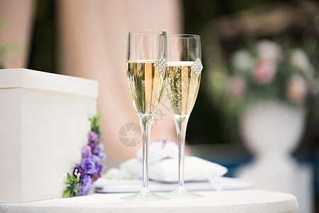 杯子和香槟放在桌上的婚礼 派对 红酒杯 金子 情人节图片