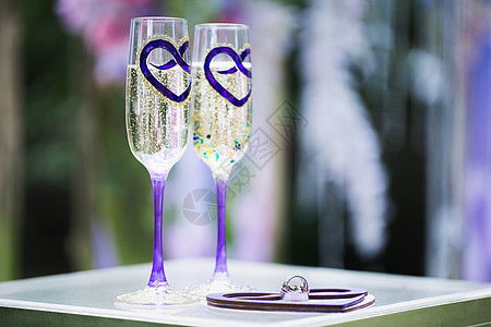 杯子和香槟放在桌上的婚礼 庆祝 吐司 假期 酒精图片