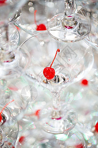 眼镜金字塔 杯子里有樱桃 香槟酒 团体 婚姻 高脚杯图片