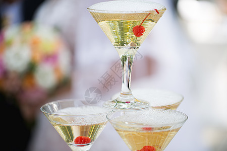 眼镜金字塔 杯子里有樱桃 液体 酒精 周年纪念日 香槟酒图片