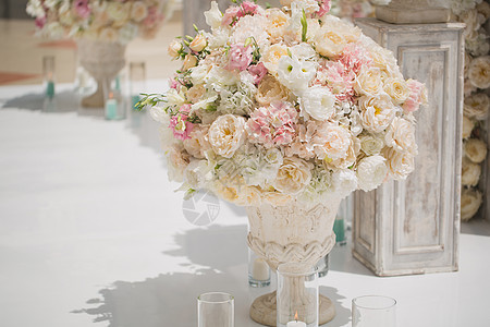 在婚礼拱门背景的花瓶里装满美丽的玫瑰花束 为婚礼设置了很漂亮的布置 优雅 新娘图片