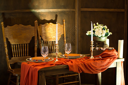 餐厅的餐桌设置 鲜花 蜡烛和盘子 庆典 桌子图片