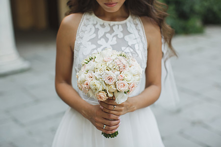 美丽的婚礼花束在新娘手中 笑声 图片