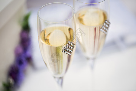 杯子和香槟放在桌上的婚礼 时尚 爱 餐厅 食物图片