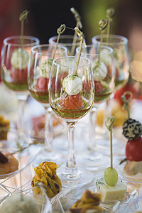 婚礼前厅的招待会 玻璃桌上的草纸和葡萄酒杯 鱼 自助餐图片