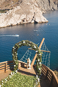 豪华的婚礼仪式 在船上 以海和山为望 自然图片