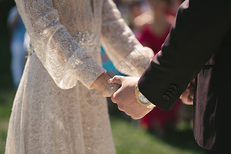 新娘和新郎在婚礼仪式上握手 男性 假期 女士 女性图片