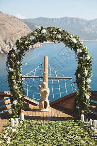 豪华的婚礼仪式 在船上 以海和山为望 装饰风格图片