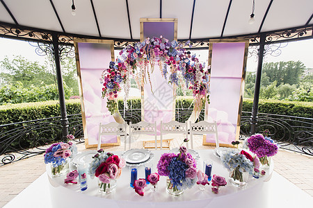 新娘和新婚夫妇的餐桌布局和花花装饰 户外新婚者主席团 仪式 美丽的图片