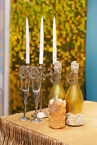 婚礼礼堂的新娘和新郎香槟杯 团体 饮料 红酒杯 自助餐图片