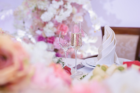 婚礼礼堂的新娘和新郎香槟杯 葡萄酒 瓶子 饮料 金子图片