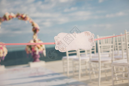婚礼拱门和大海背景的标志图片