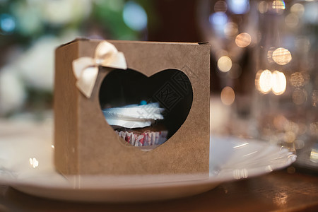 给婚礼嘉宾的盒里甜美礼物图片