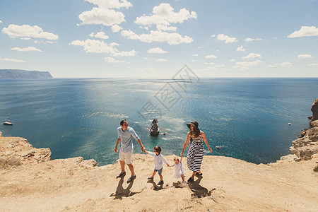 四人幸福的家庭在山上散步 家庭概念 家庭之旅 夏天 假期图片