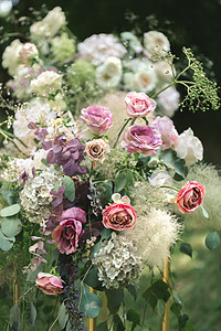 详情 鲜花露天的婚礼仪式 新婚夫妇温柔和美丽的婚礼装饰品 夏天 自然图片