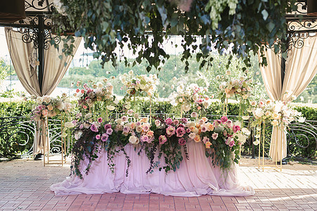 新娘和新婚夫妇的餐桌布局和花花装饰 户外新婚者主席团 桌子 玫瑰图片