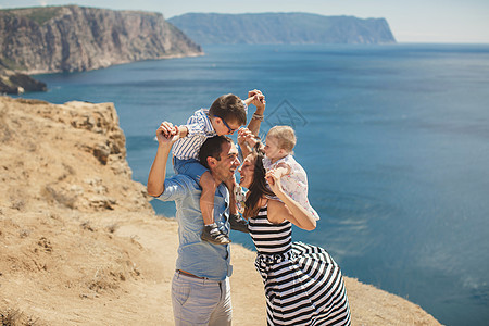 四口人幸福的家庭 在山上走动图片