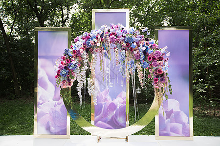 一个豪华圆圆圆的婚礼拱门 上面有鲜花 珠珠和成衣图片