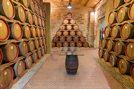 葡萄酒窖酒窖里的桶子 橡木 葡萄 发酵 酒吧 老化 喝 店铺背景