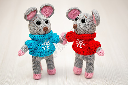 一只编织的老鼠 一个作为新年象征的软玩具 棉布 裙子图片