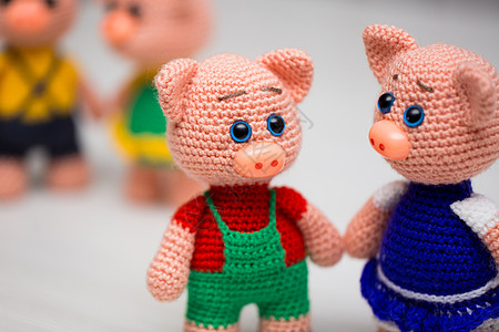 给孩子的编织小猪仔玩具 新年的象征 家庭 有趣的图片