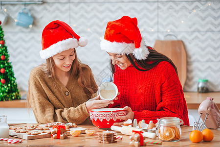 幸福的家母和女儿 为圣诞节烤饼干 食物 母亲图片