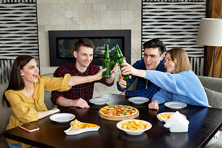 一群年轻朋友拿着披萨和酒瓶庆祝 笑声 图片