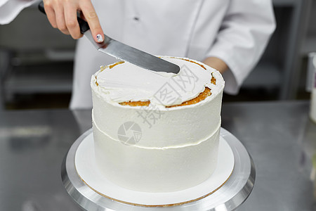 糕点厨师把蛋糕加奶油 涂抹 食物 传播 假期 刨冰图片